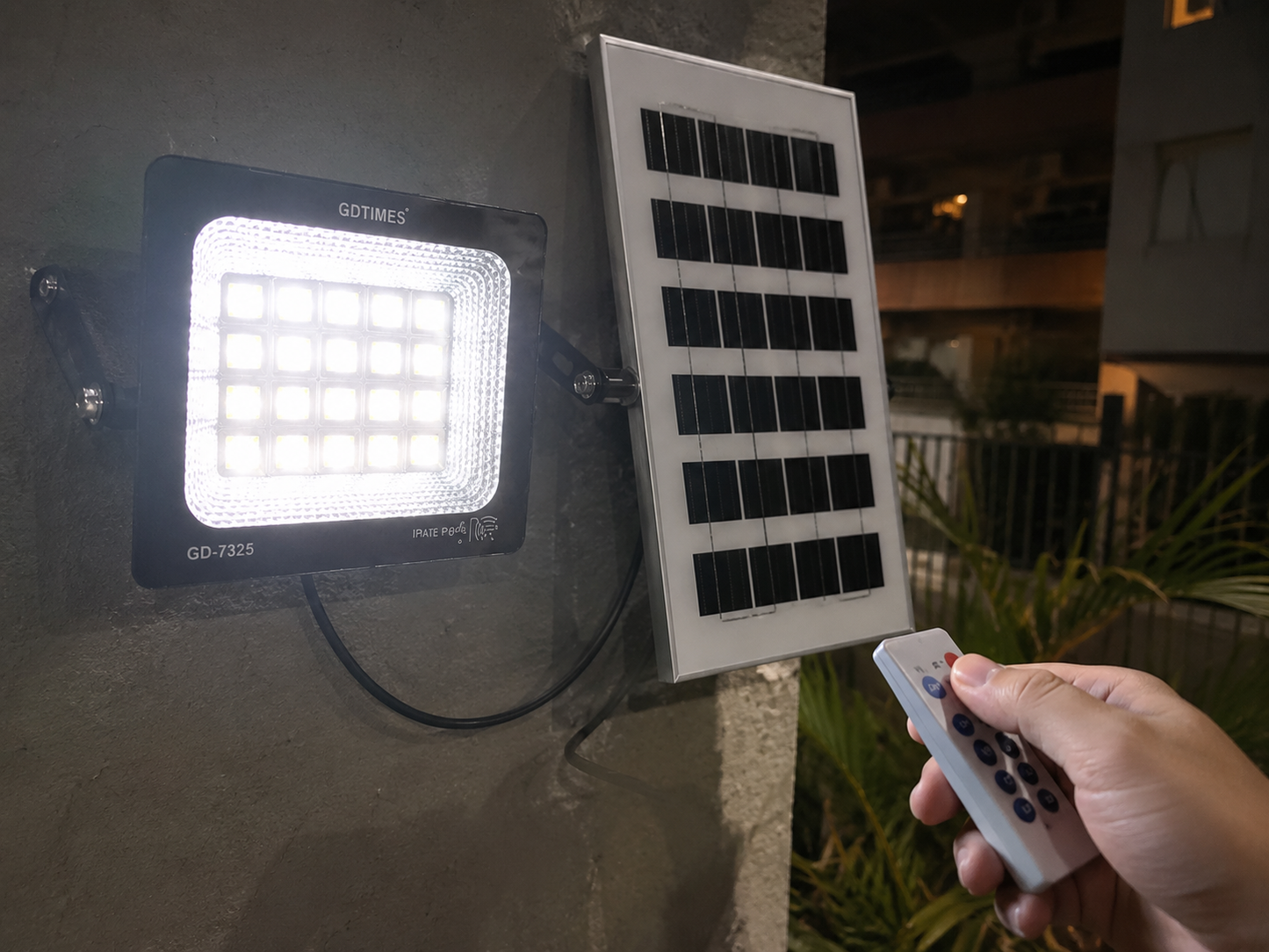 Reflector Solar LED GD-757 200W con Control Remoto e Iluminación Exterior