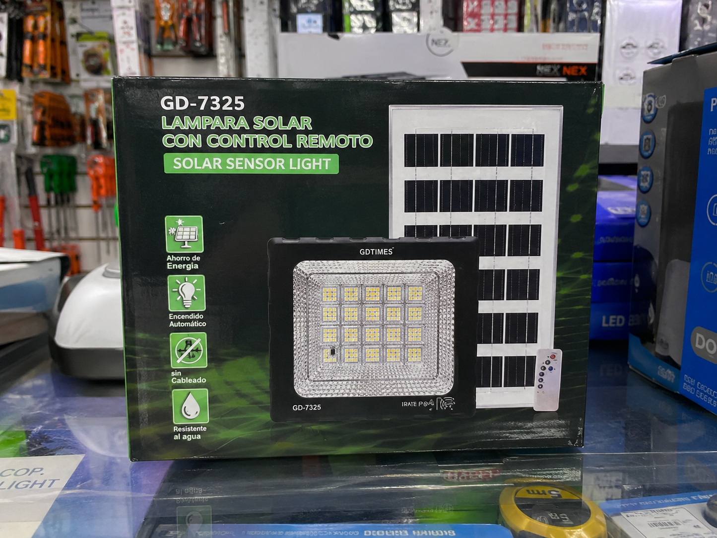 Reflector Solar LED GD-757 200W con Control Remoto e Iluminación Exterior